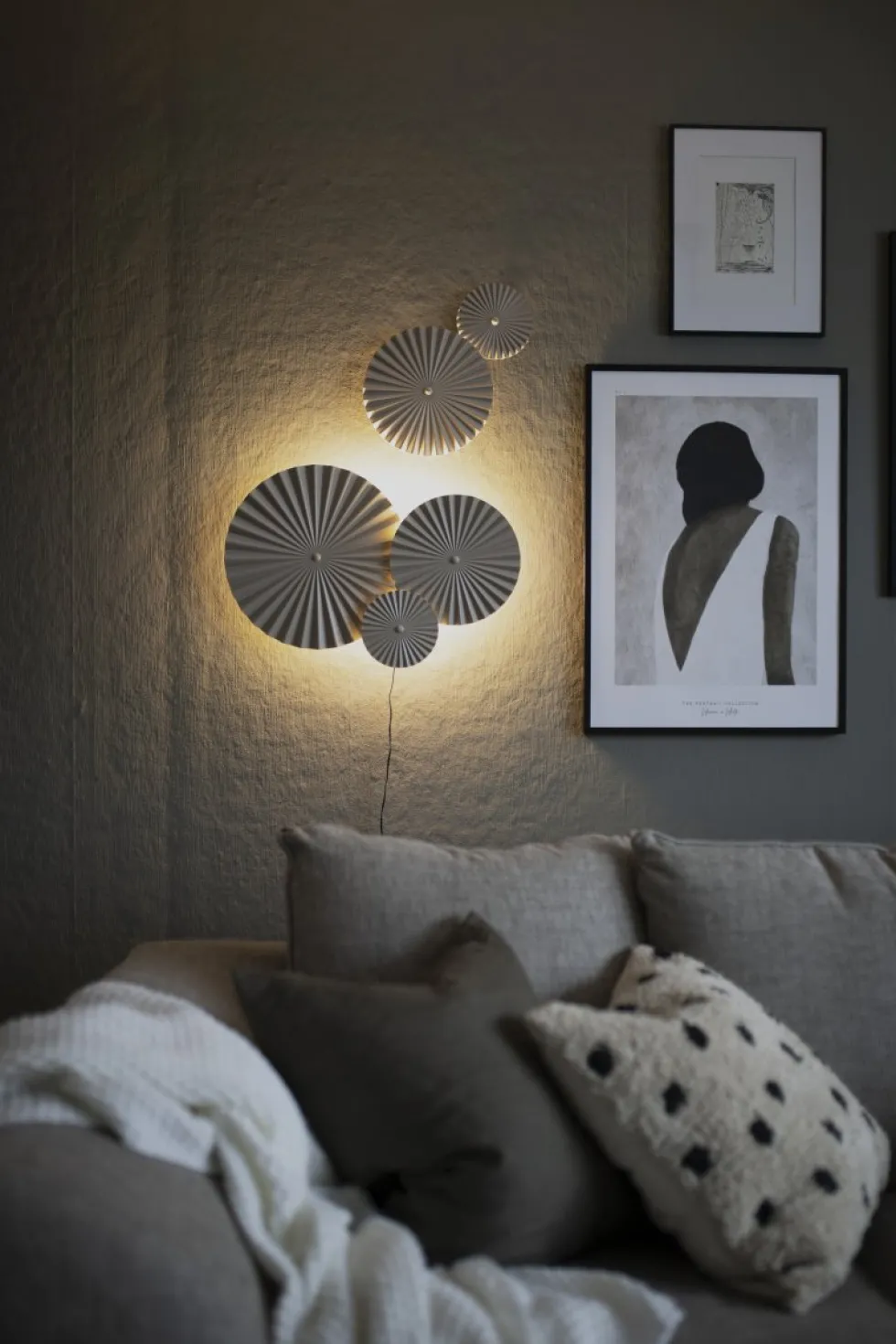 Omega 70cm vägglampa